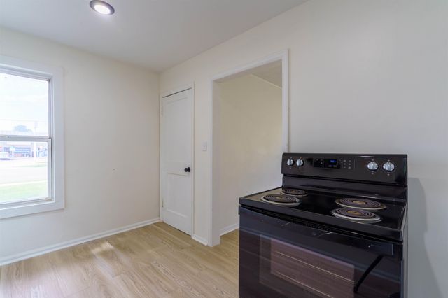 1353 N PERSHING AVE, Wichita, KS 67208