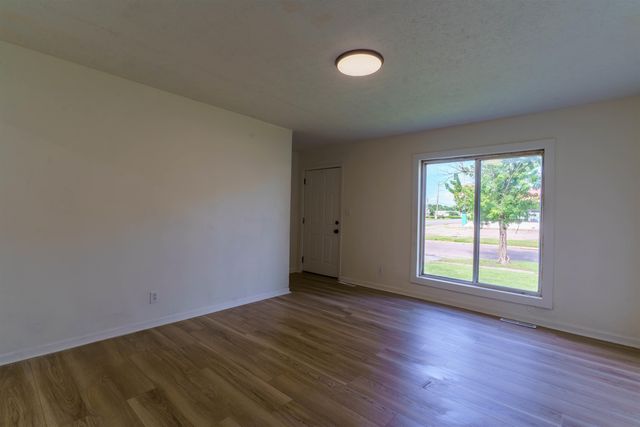 1353 N PERSHING AVE, Wichita, KS 67208