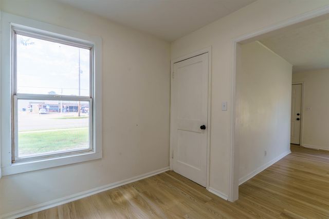 1353 N PERSHING AVE, Wichita, KS 67208