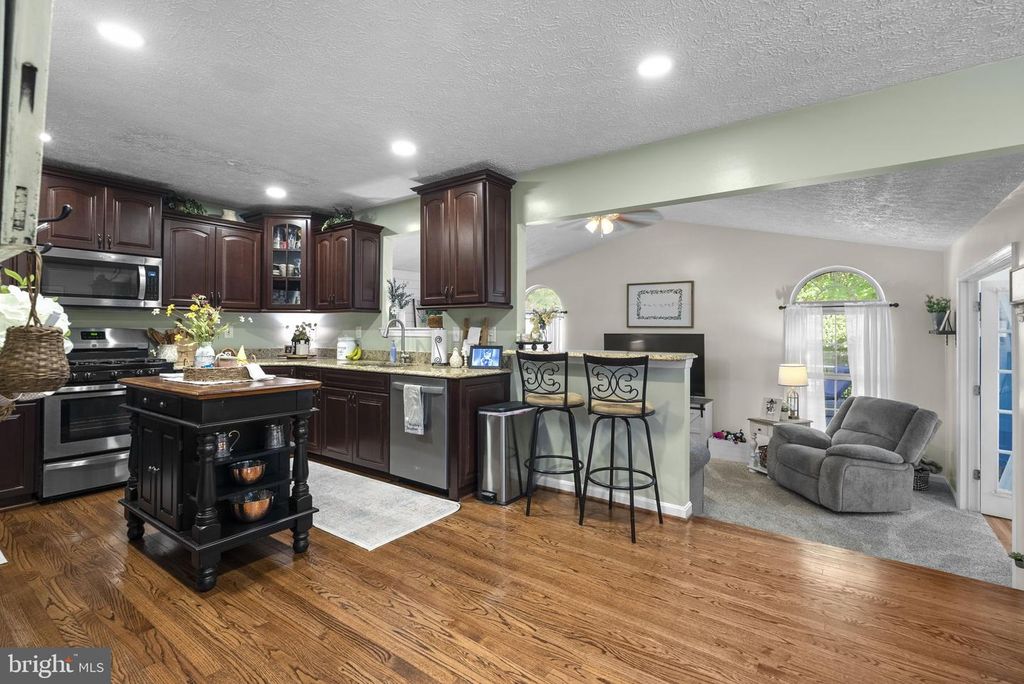 Image 7 of property listing at 7111 RUMFORD DR, Glen Burnie, MD 21061