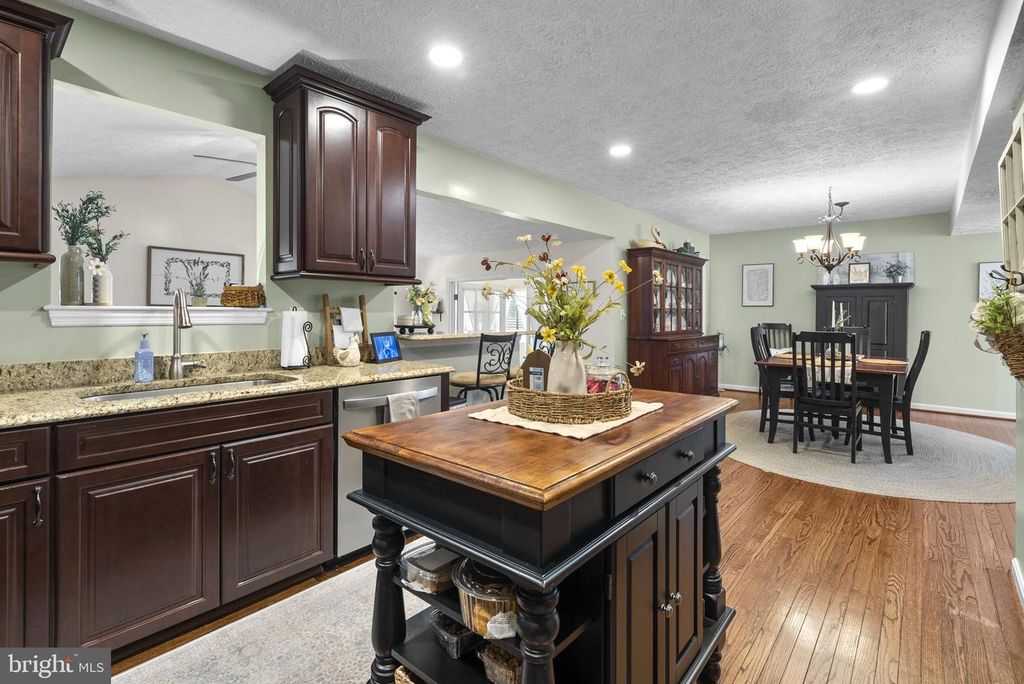 Image 8 of property listing at 7111 RUMFORD DR, Glen Burnie, MD 21061