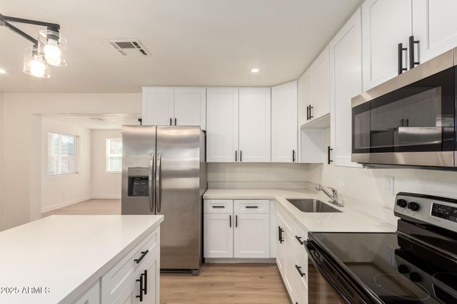 4013 W NANCY Lane, Phoenix, AZ 85041