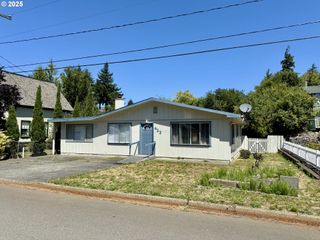 422 E 5TH St, Coquille, OR 97423
