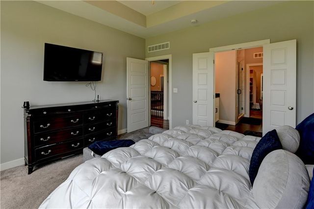 1821 NE Ravenwood Drive, Lee's Summit, MO 64086