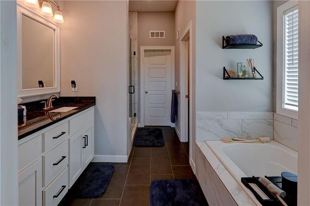 1821 NE Ravenwood Drive, Lee's Summit, MO 64086