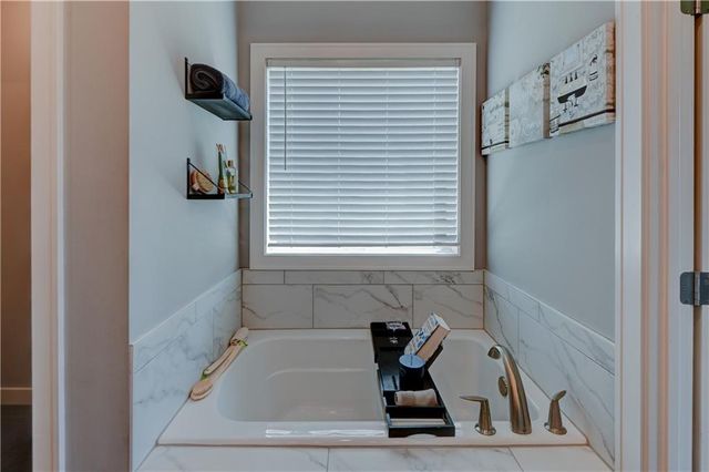 1821 NE Ravenwood Drive, Lee's Summit, MO 64086