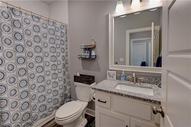 1821 NE Ravenwood Drive, Lee's Summit, MO 64086