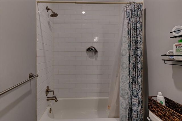 1821 NE Ravenwood Drive, Lee's Summit, MO 64086