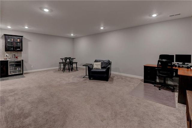 1821 NE Ravenwood Drive, Lee's Summit, MO 64086