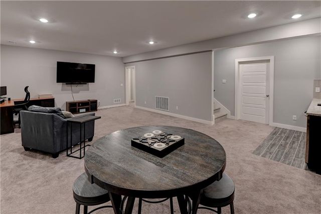 1821 NE Ravenwood Drive, Lee's Summit, MO 64086
