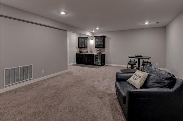 1821 NE Ravenwood Drive, Lee's Summit, MO 64086
