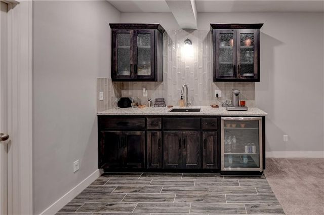 1821 NE Ravenwood Drive, Lee's Summit, MO 64086