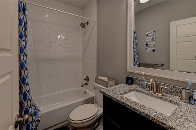 1821 NE Ravenwood Drive, Lee's Summit, MO 64086