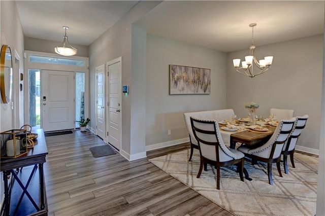 1821 NE Ravenwood Drive, Lee's Summit, MO 64086
