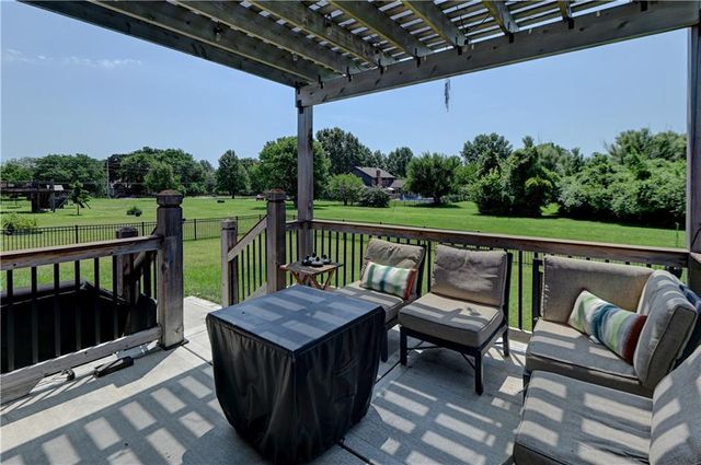 1821 NE Ravenwood Drive, Lee's Summit, MO 64086