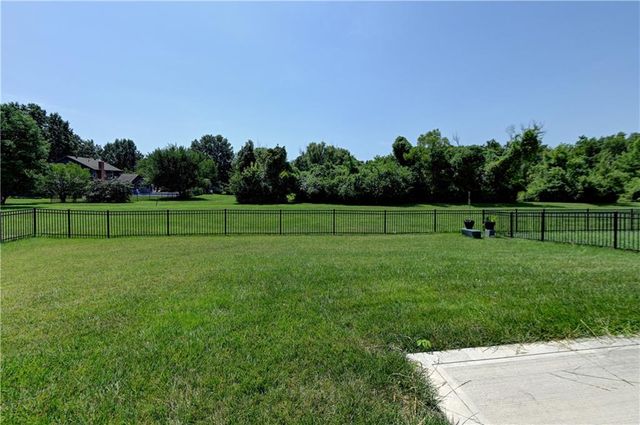 1821 NE Ravenwood Drive, Lee's Summit, MO 64086