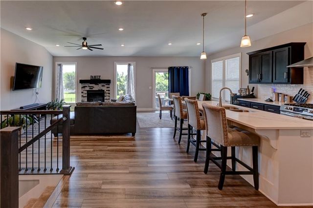 1821 NE Ravenwood Drive, Lee's Summit, MO 64086