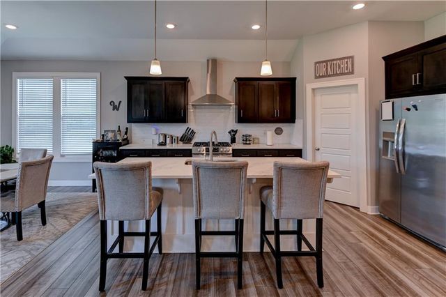 1821 NE Ravenwood Drive, Lee's Summit, MO 64086