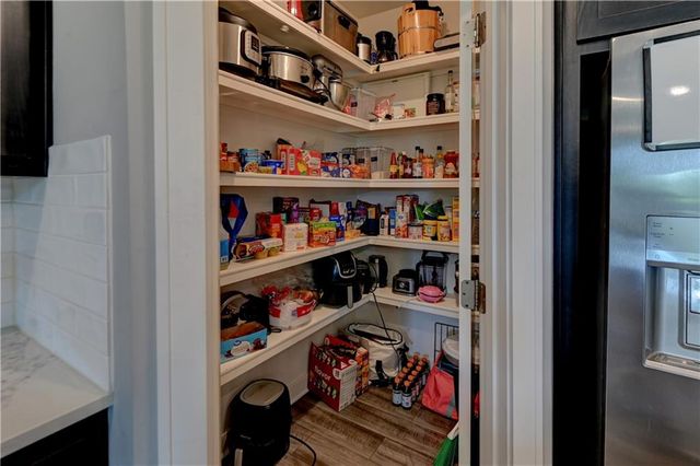 1821 NE Ravenwood Drive, Lee's Summit, MO 64086