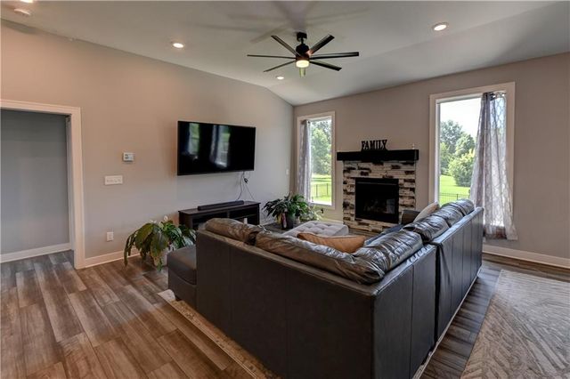 1821 NE Ravenwood Drive, Lee's Summit, MO 64086