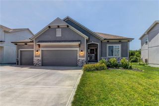 1821 NE Ravenwood Drive, Lee's Summit, MO 64086