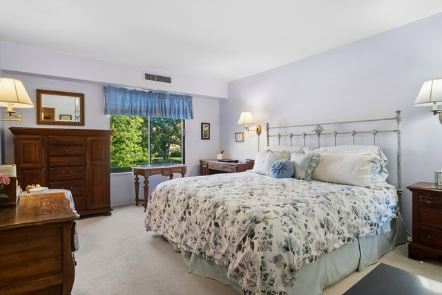 1605 E Central Road 213-B, Arlington Heights, IL 60005