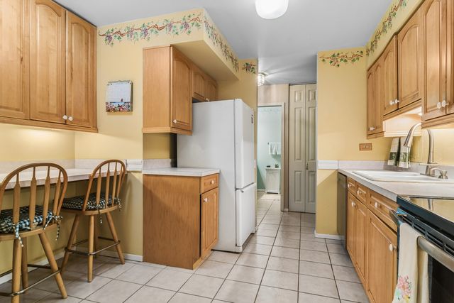 1605 E Central Road 213-B, Arlington Heights, IL 60005