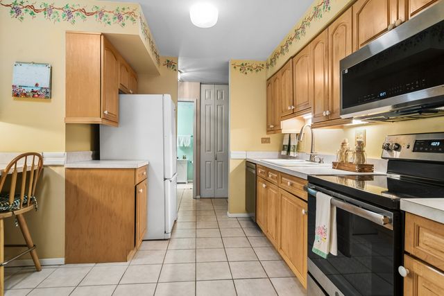 1605 E Central Road 213-B, Arlington Heights, IL 60005