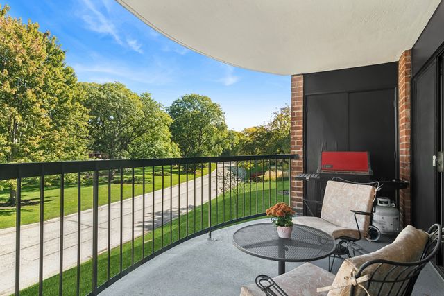 1605 E Central Road 213-B, Arlington Heights, IL 60005