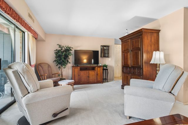 1605 E Central Road 213-B, Arlington Heights, IL 60005