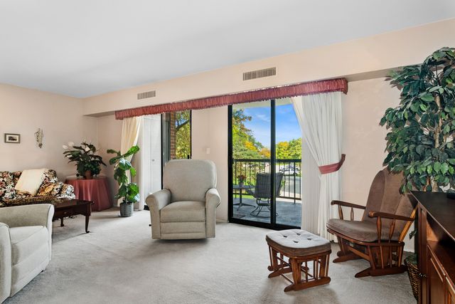 1605 E Central Road 213-B, Arlington Heights, IL 60005