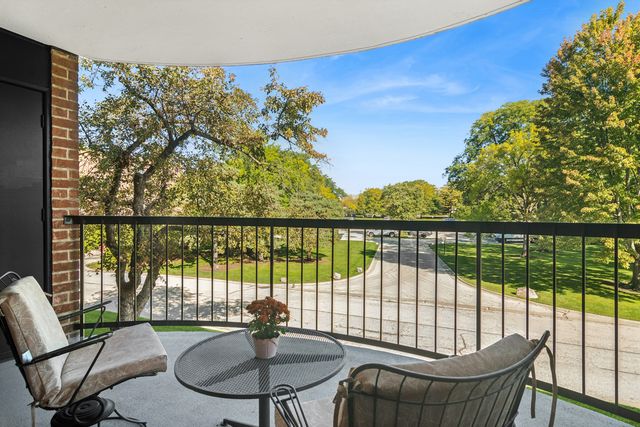 1605 E Central Road 213-B, Arlington Heights, IL 60005