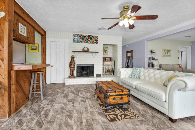 8422 Oakhaven Road, La Porte, TX 77571