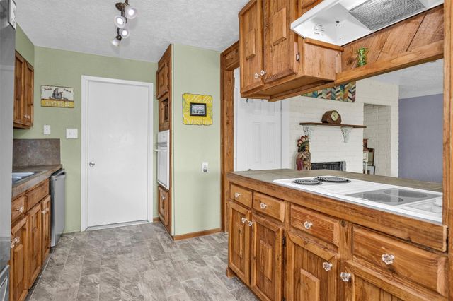 8422 Oakhaven Road, La Porte, TX 77571