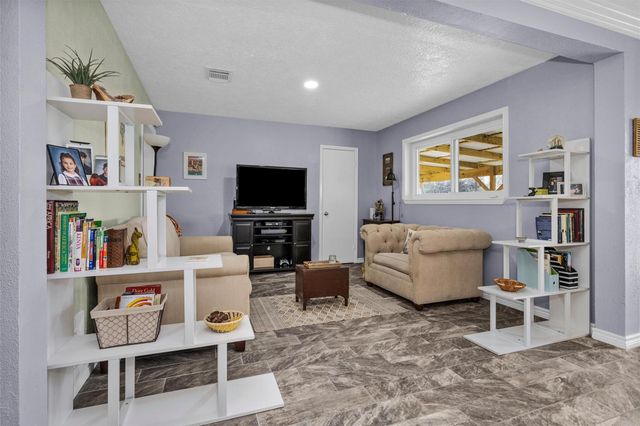 8422 Oakhaven Road, La Porte, TX 77571