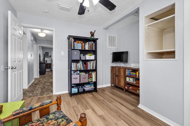 8422 Oakhaven Road, La Porte, TX 77571