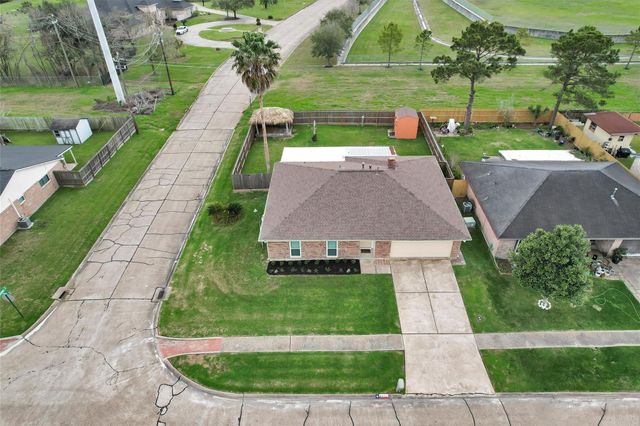 8422 Oakhaven Road, La Porte, TX 77571