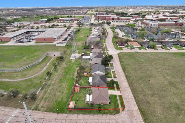 8422 Oakhaven Road, La Porte, TX 77571