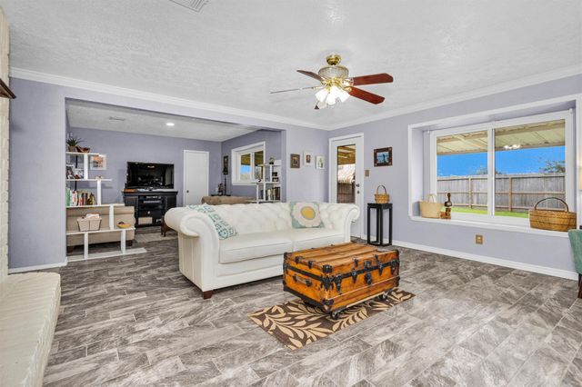 8422 Oakhaven Road, La Porte, TX 77571