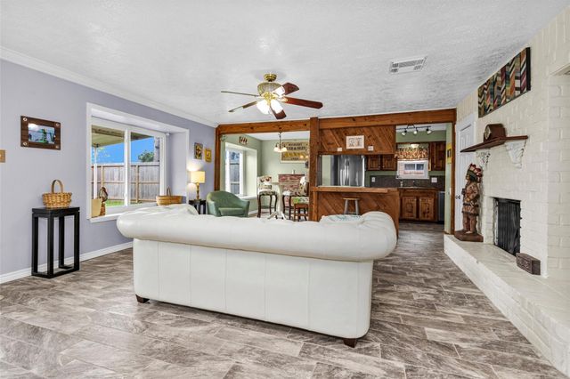 8422 Oakhaven Road, La Porte, TX 77571