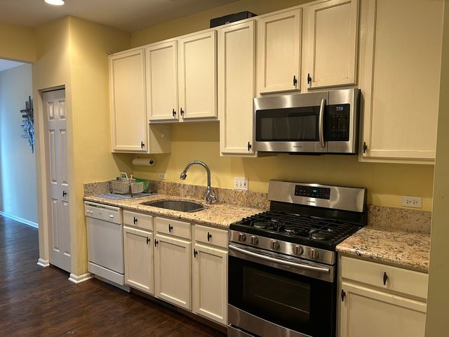394 BAY Drive, Itasca, IL 60143
