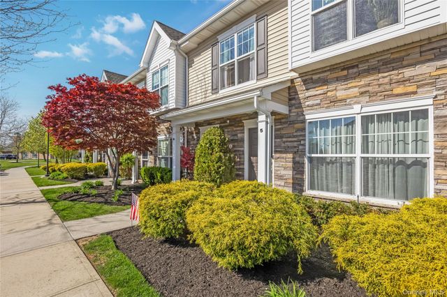 5 Hunter Drive, Central Islip, NY 11722