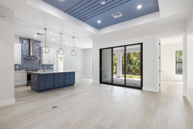 916 22nd AVE NE, Naples, FL 34120