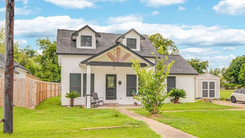 1256 2nd Street, Clute, TX 77531