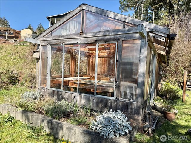 191 N North Hill Road, Hoodsport, WA 98548