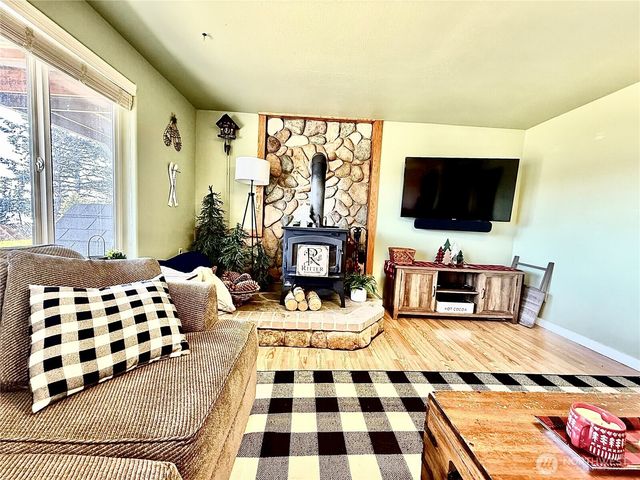 191 N North Hill Road, Hoodsport, WA 98548
