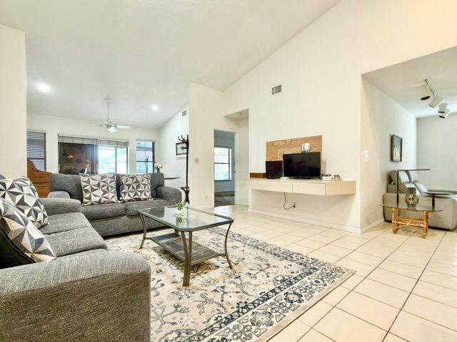 10975 Dolphin Palm Court B, Boynton Beach, FL 33437