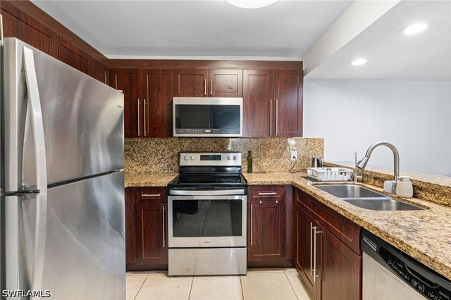 161 Santa Clara DR 10, Naples, FL 34104