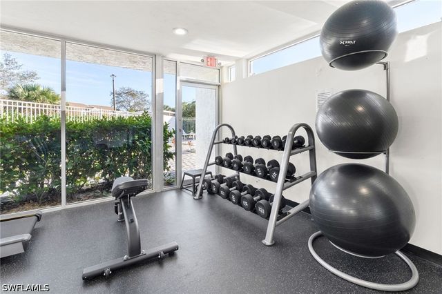 161 Santa Clara DR 10, Naples, FL 34104