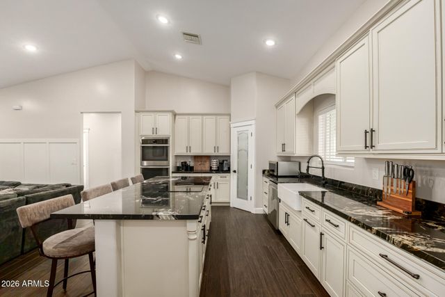 1427 E WHITELEY Street, Apache Junction, AZ 85119